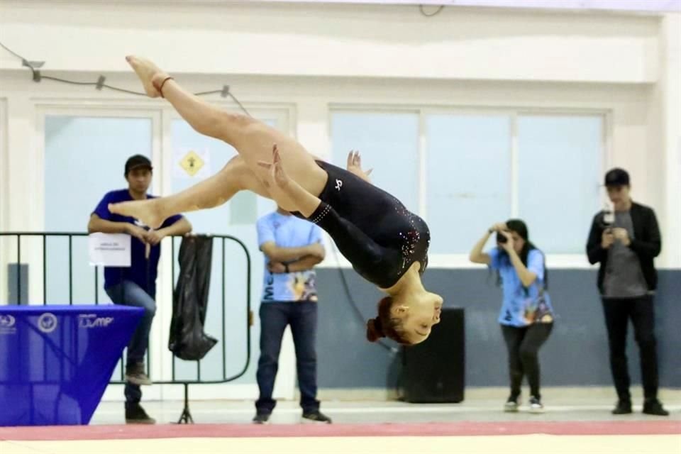 Las gimnastas buscan el sueño olímpico.
