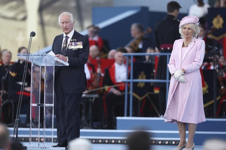 Camila acompañó a Carlos III durante la conmemoración por el Día D.