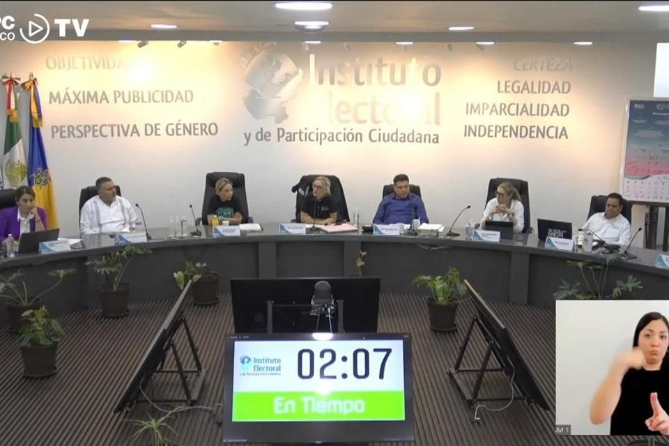 Con denuncias por la presencia de personas armadas y agresiones, el Consejo del IEPC inició la sesión para dar seguimiento al conteo y probable recuento de votos en Jalisco.