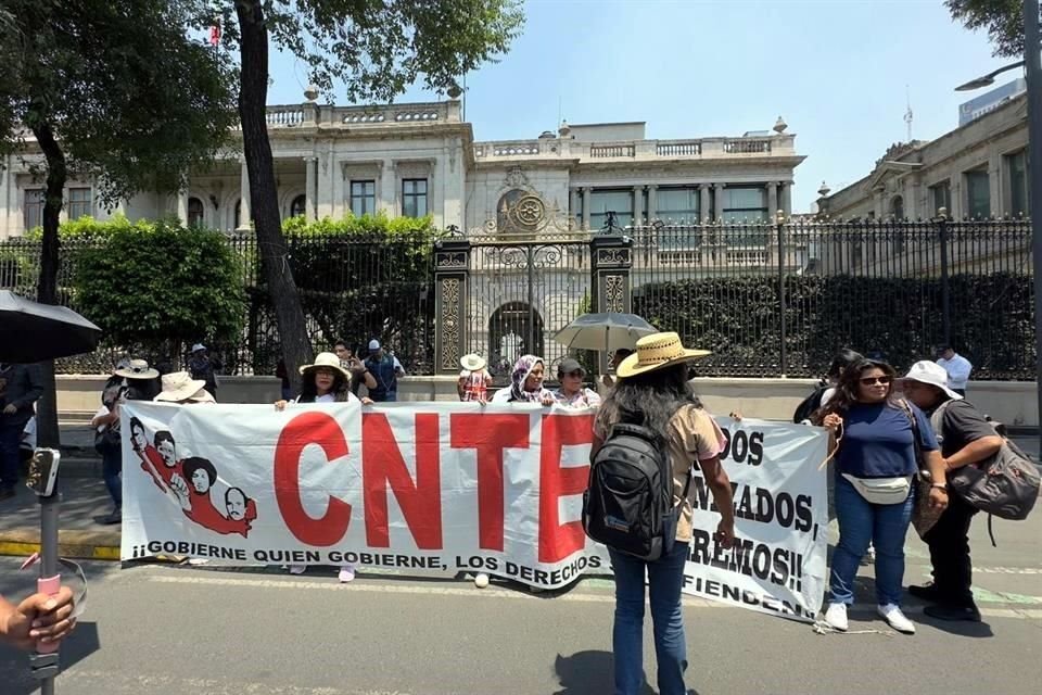 Integrantes de la CNTE a su llegada a la Segob.