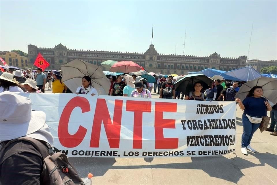 Los maestros marcharon desde el Zócalo, donde mantienen un plantón desde el pasado 15 de mayo.