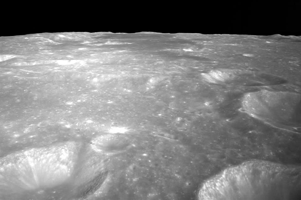 Imagen tomada por la sonda Chang'e-6 de la Administración Nacional Espacial China (CNSA), que muestra los cráteres en la superficie de la Luna.