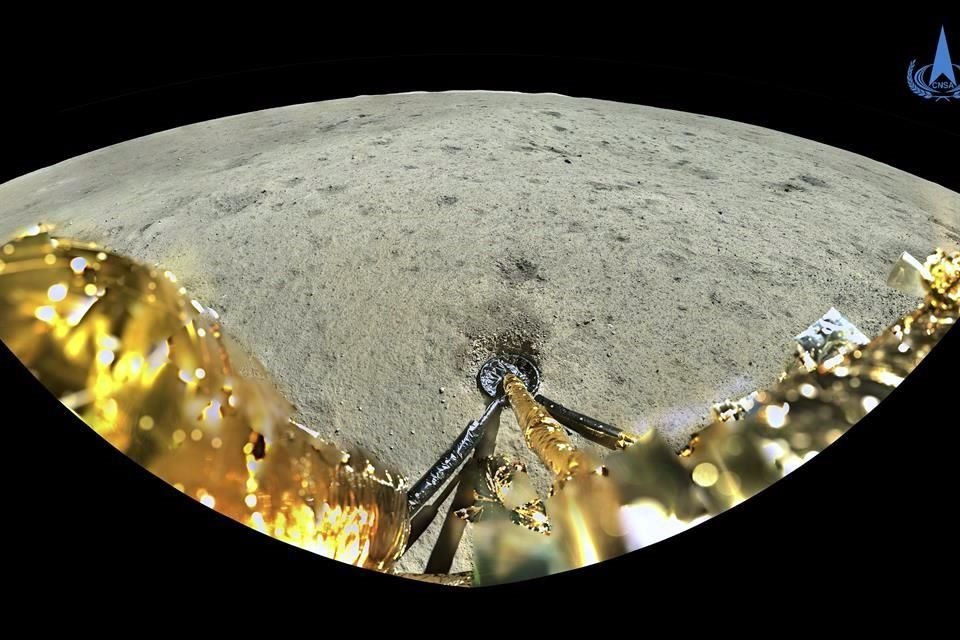 Esta imagen de la CNSA muestra la superficie lunar tomada por una cámara panorámica a bordo del módulo Chang'e-6.