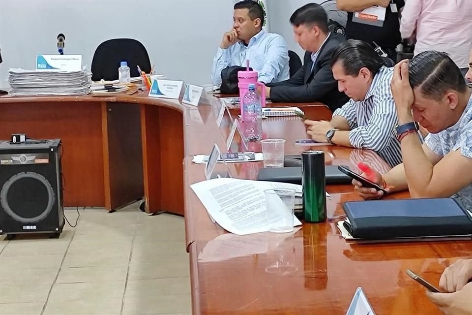 Armando Aviña Villalobos, edil emecista en GDL,-quien tiene la mano en la frente- fue captado 'vacacionando' en un conteo de votos del Consejo Municipal del IEPC en GDL.