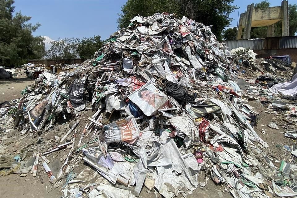 De acuerdo con activistas, la Ciudad fue tapizada con hasta 40 toneladas de estos materiales desde el primer minuto de las campañas.