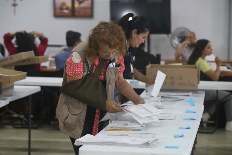 En el Consejo Municipal GDL comenzó el conteo desde temprano.