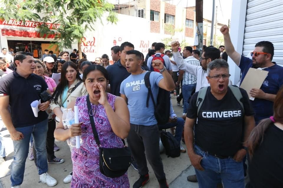 Simpatizantes de Chema Martínez exigían 'voto por voto' afuera del Consejo Municipal GDL.