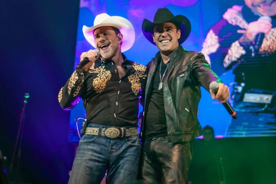 Eduardo cantó hits de Timbiriche, propios y covers acompañado de su hijo.