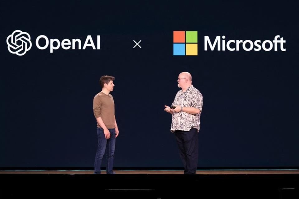 El director ejecutivo de OpenAI, Sam Altman (izq.), y el director de tecnología y vicepresidente ejecutivo de inteligencia artificial de Microsoft, Kevin Scott.