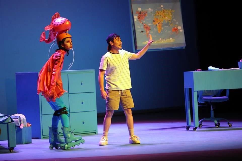 León es un niño con una sensibilidad extraordinaria que se enfrenta a un gran desafío: aprender a dejar de llorar para evitar las burlas en la escuela.