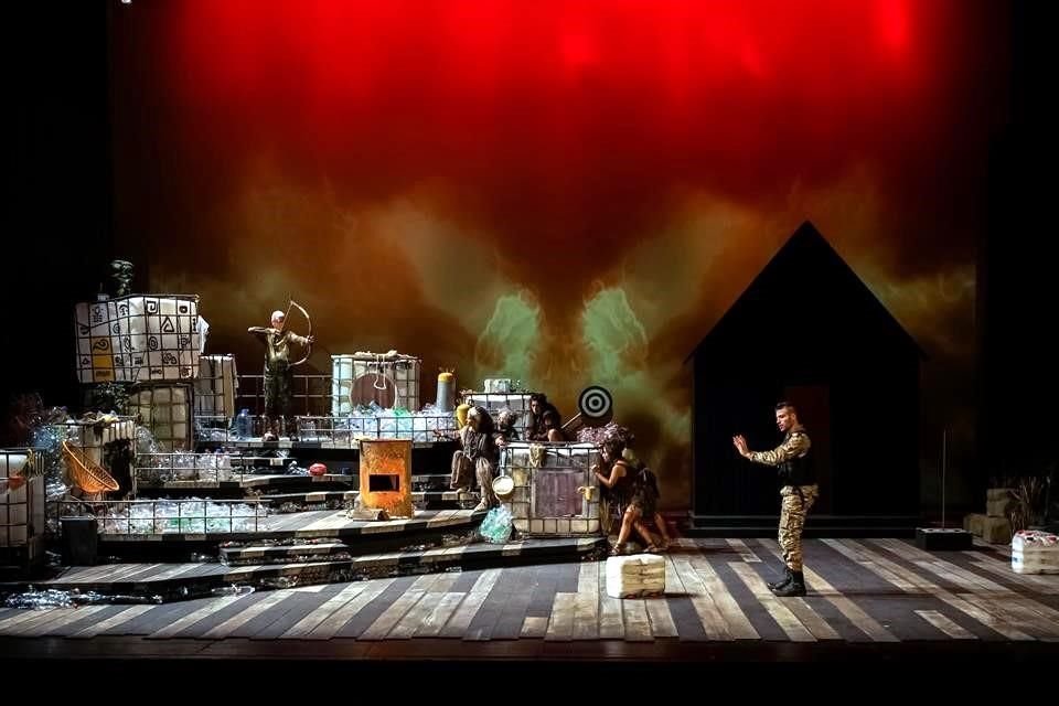 La puesta en escena se complementa con la escenografía de Martín Acosta, música original de Pedro de Tavira, iluminación de Matías Gorlero y vestuario de Estela Fagoaga.