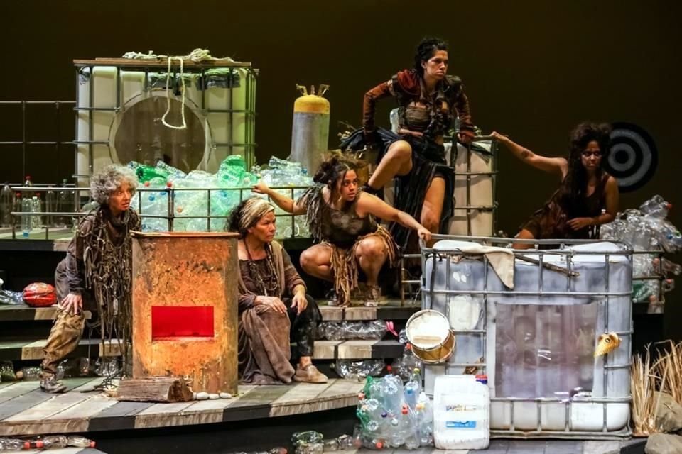 Esta obra tiene que ver con esa posibilidad de reflexionar sobre lo que están viviendo o han vivido otras generaciones.