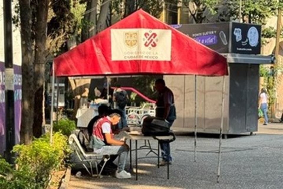 En el sitio ya pasean personas y queda personal de Gobierno capitalino en un módulo solo para brindar información.