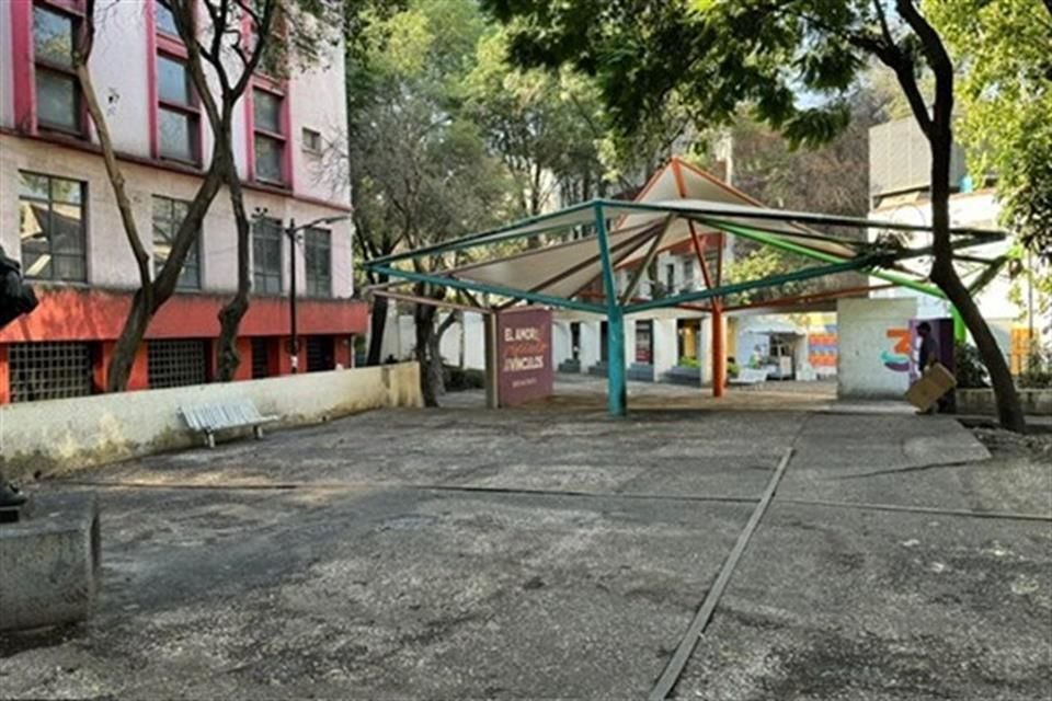 Luego de que las personas que permanecían en la plaza, personal de limpia intervino.