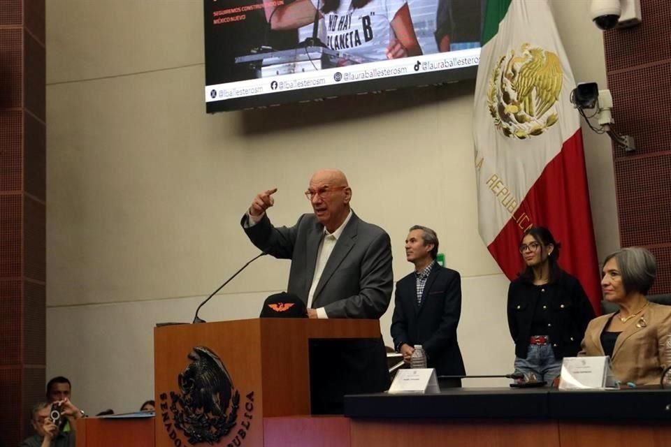 Delgado asistió al informe de la senadora Laura Ballesteros.