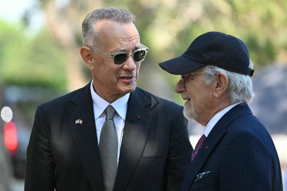 Hanks y Spielberg, quienes trabajaron en el filme 'Salvando al Soldado Ryan' llegaron a la ceremonia por el Día D en Normandía, Francia.