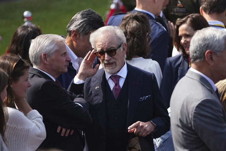 Steven Spielberg arribó a la ceremonia cubriéndose con gafas oscuras y gorra.