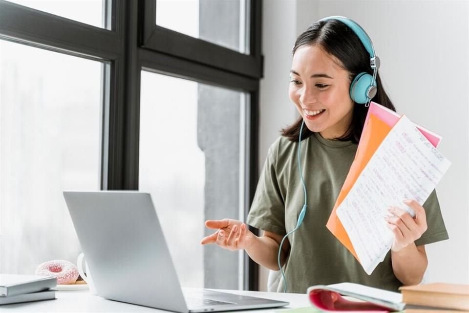 Gracias a plataformas como italki, personas pueden aprender otros idiomas al practicar con profesores nativos y apoyándose en la IA.