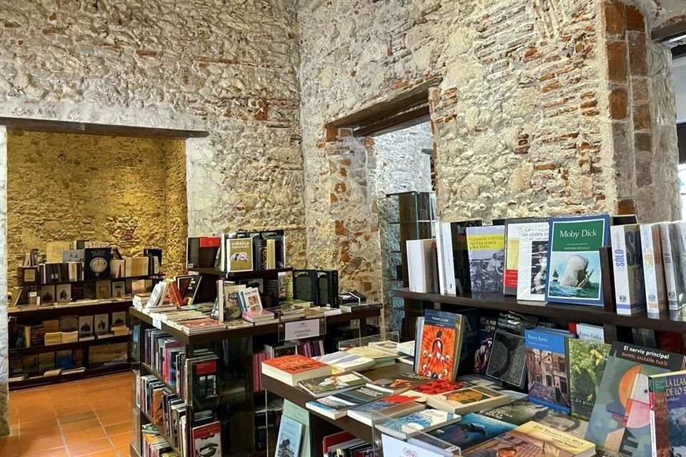 La librería Mar Adentro tiene su propio sello editorial e impulsa actividades culturales.