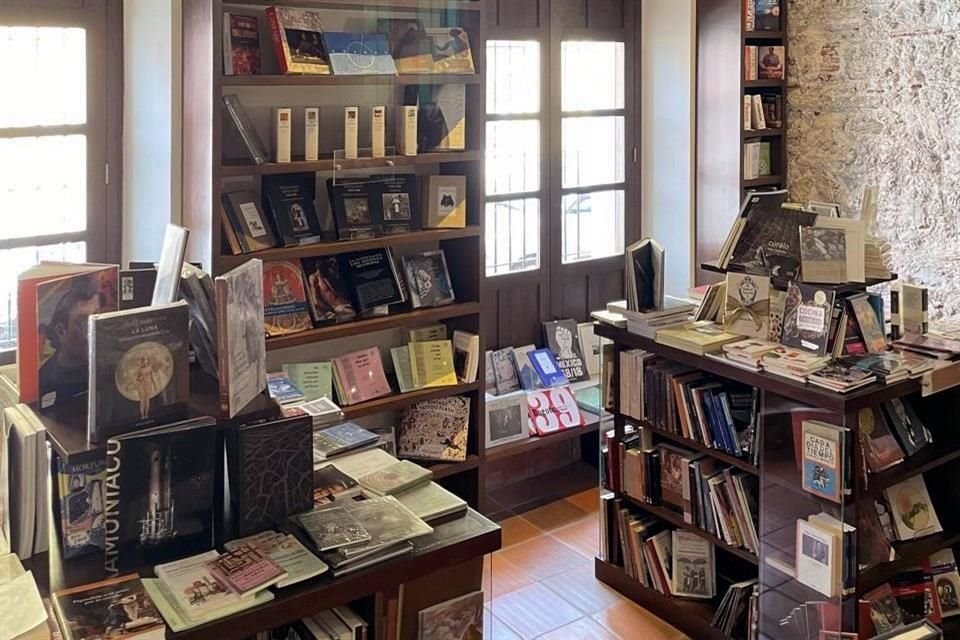 La sección destinada al tema marítimo destaca como la más importante de la librería, cuyo personal comparte el apego por las expediciones, los naufragios y los piratas.