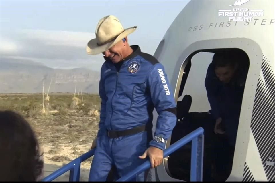 Jeff Bezos y tres acompañantes aterrizaron en tierra tras viajar 11 minutos al espacio en nave New Shepard.