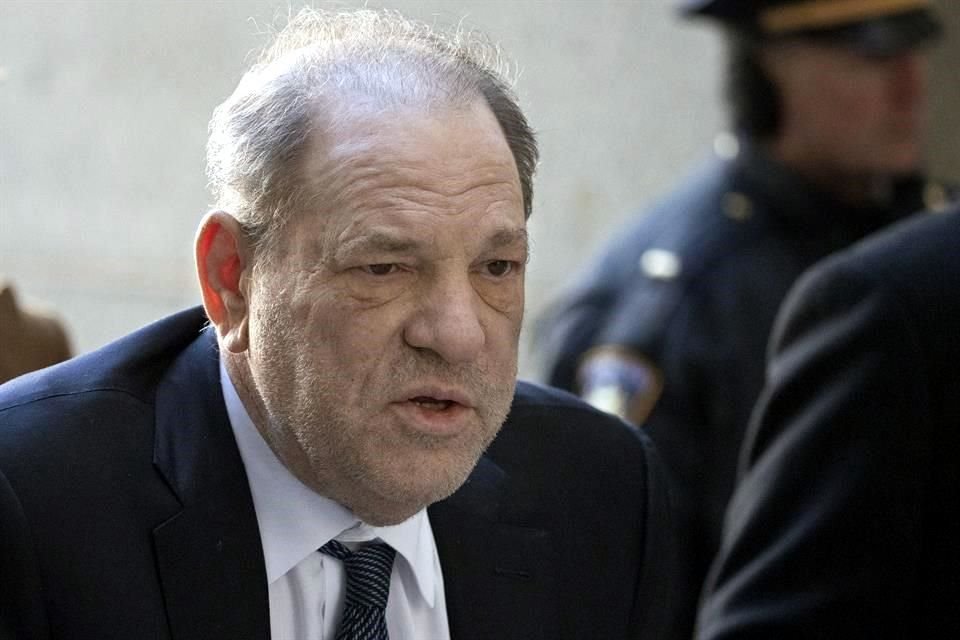 El ex productor Harvey Weinstein finalmente fue extraditado de Nueva York a California para enfrentar más cargos por delitos sexuales.