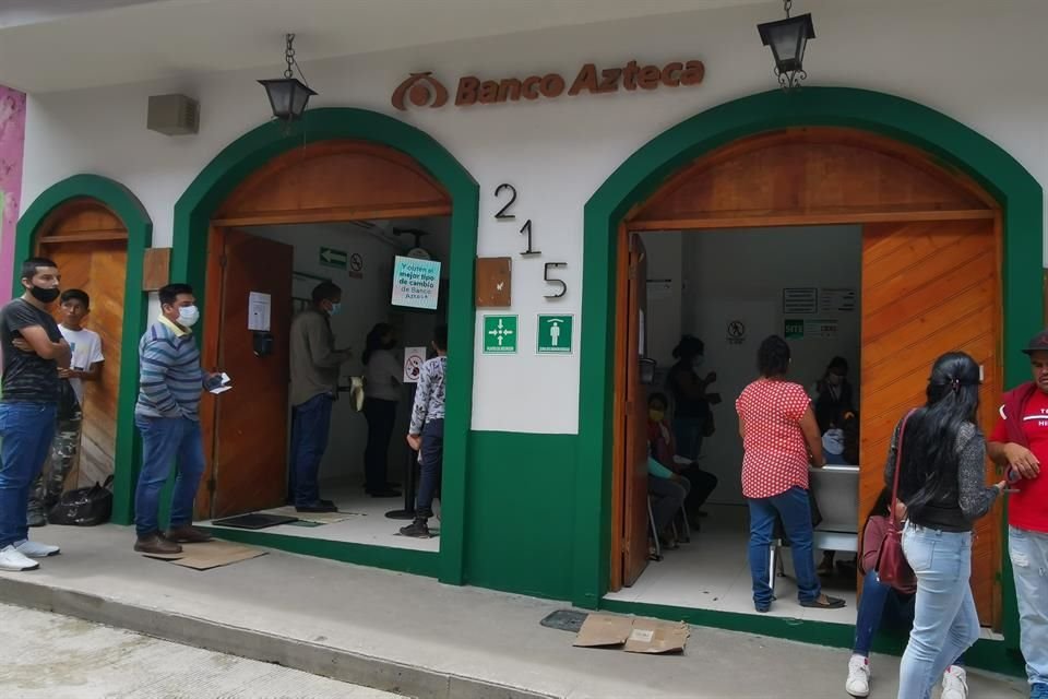 Senadores de Morena fueron los promotores de la reforma que buscaba beneficiar a Banco Azteca. 