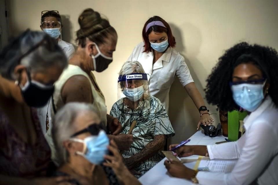 Personas en La Habana, Cuba, se registran para aplicarse una dosis de la vacuna contra Covid-19 Abdala.