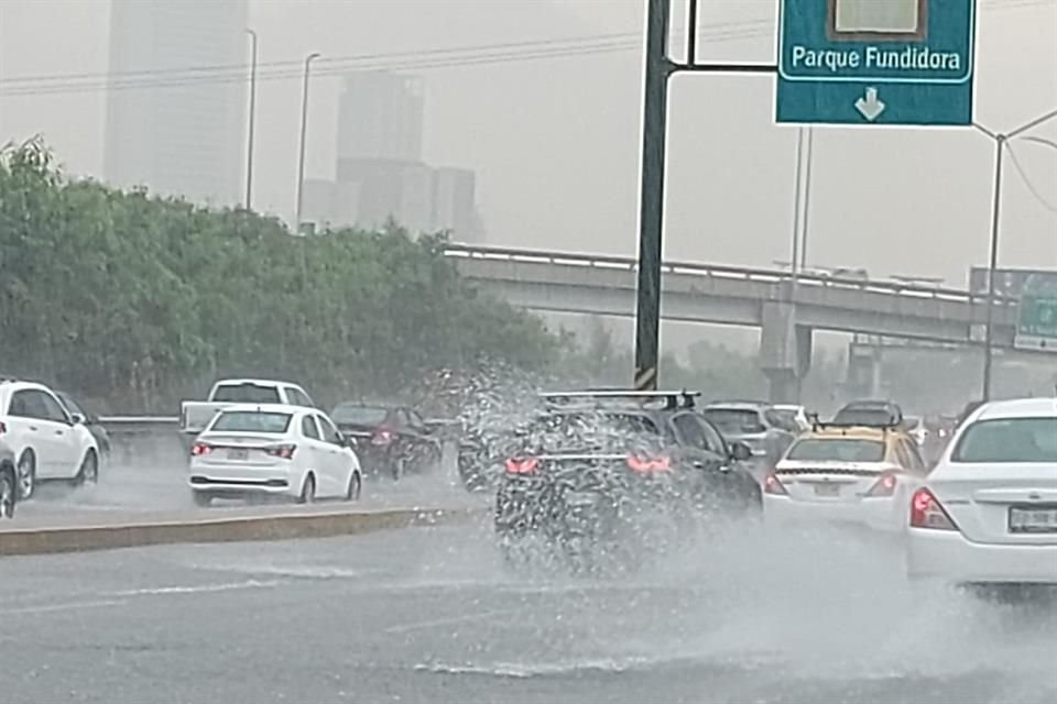 Avenidas como Morones Prieto y Garza Sada ya presentan encharcamientos en diferentes zona.
