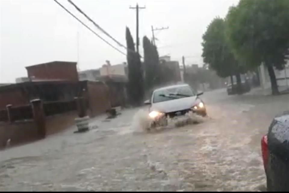 Algunas calles en zonas como el Obispado mostraron encharcamientos considerables.