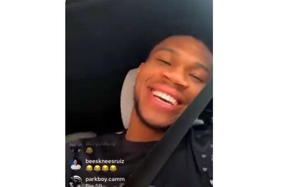 Giannis Antetokounmpo celebró de una peculiar manera sus logros con los Bucks.