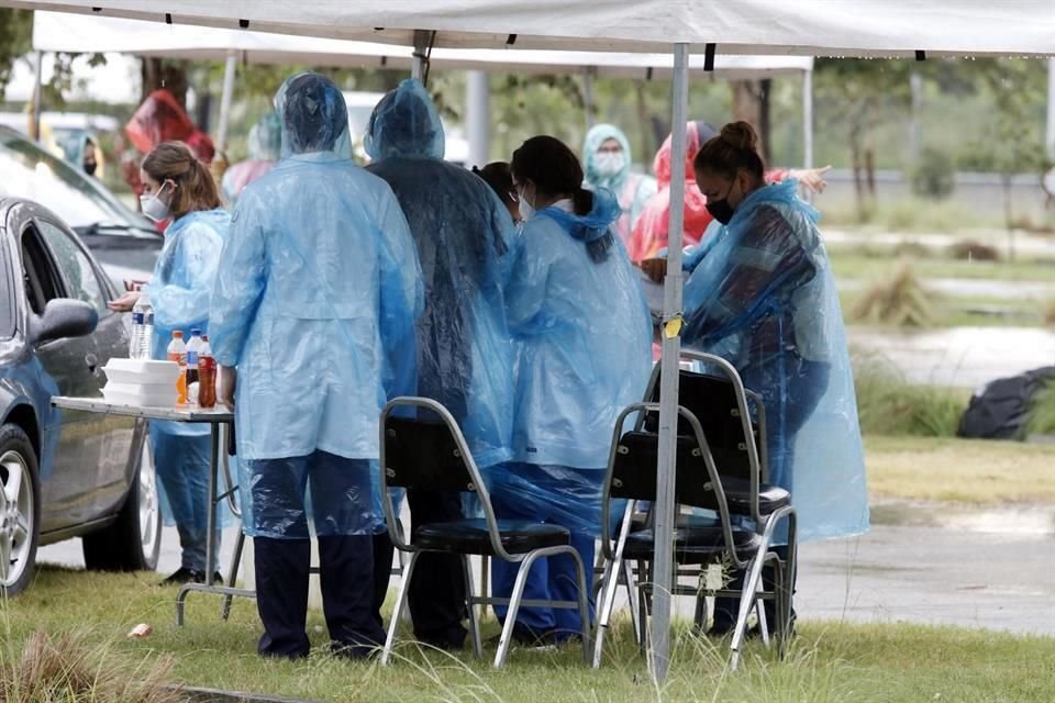 A pesar de las lluvias, los voluntarios en la vacunación contra Covid no dejaron de trabajar en Guadalupe.