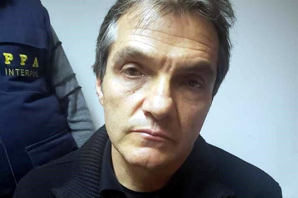 La Policía Federal Argentina muestra a Carlos Ahumada, un empresario mexicano-argentino, después de ser detenido en el Aeropuerto Internacional Jorge Newbery, en Buenos Aires, Argentina, en 2019.