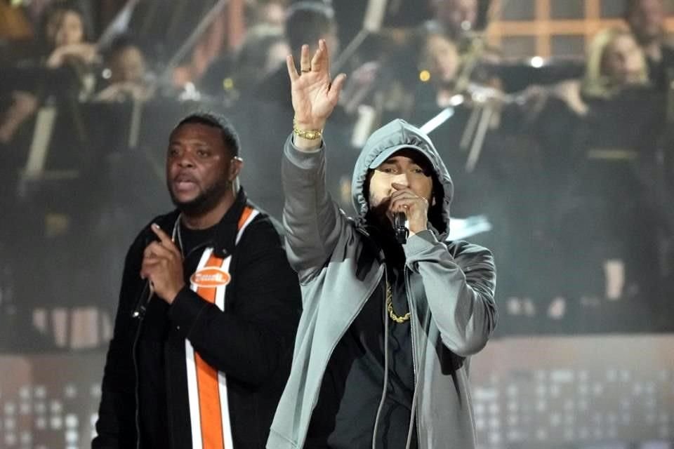 Eminem realizó un pequeño concierto en la estación.