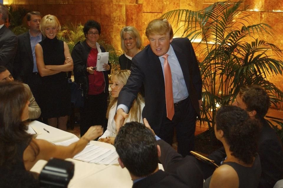 Trump saluda a posibles candidatos del reality 'The Apprentice' en el primer día de audiciones para la próxima temporada del programa, el 30 de julio de 2004, en Nueva York.