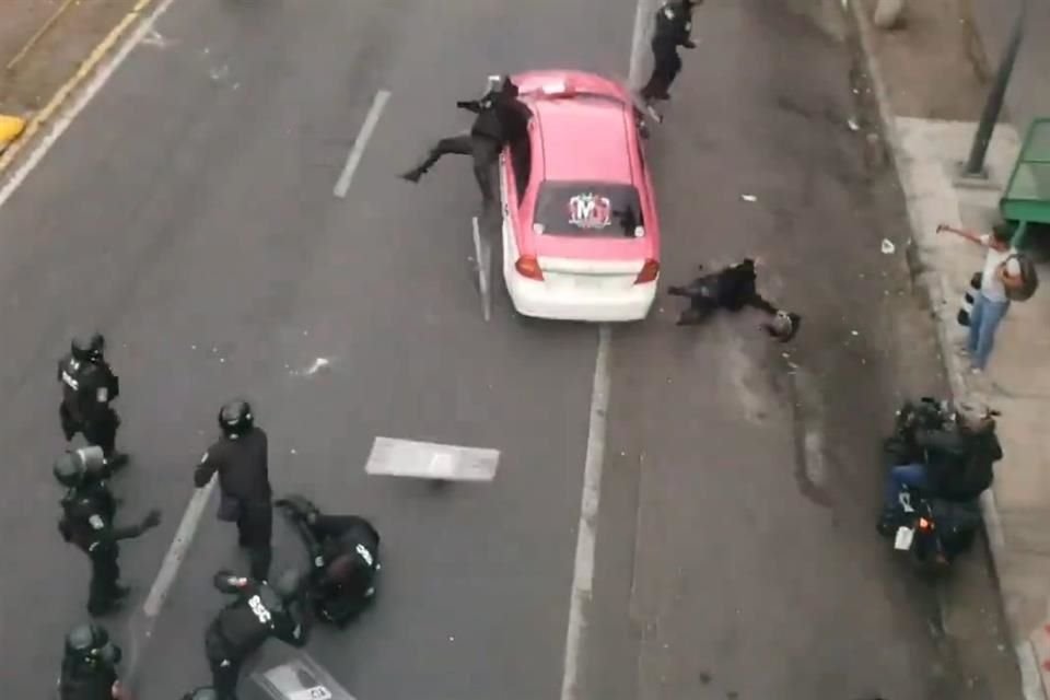 En un video se evidencia que un taxista arrolló a policía y después huyó. 