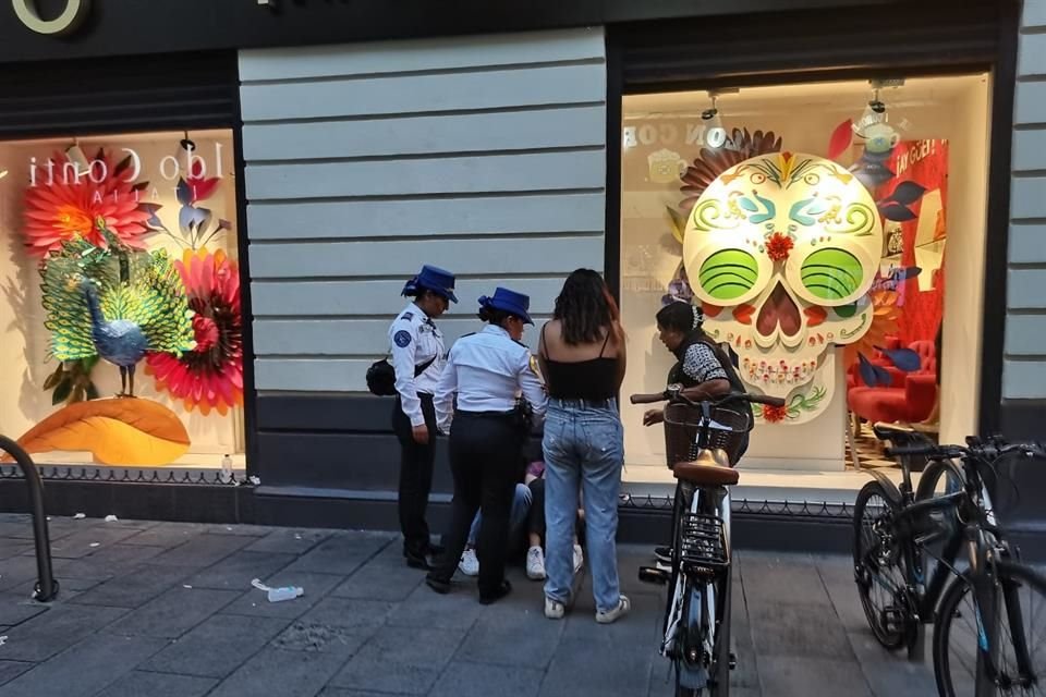 Las versiones señalan que se encontraban en un bar y que este superó la capacidad, por lo que fue requerida la Policía para desalojar a algunos presentes. 