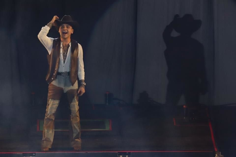 Casi 10 mil personas asistieron a ver a Christian Nodal, de 25 años, en su debut en el Auditorio Nacional, con su 'Pa'l Cora Tour'.