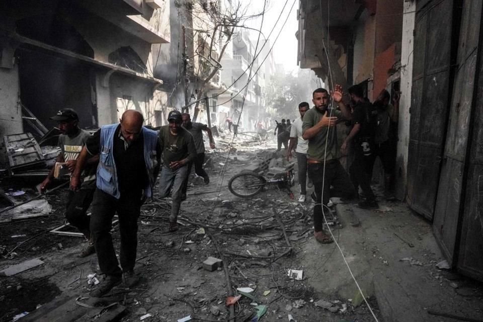 Los palestinos inspeccionan los escombros de los edificios tras una operación de las Fuerzas Especiales israelíes en el campamento de Nuseirat.