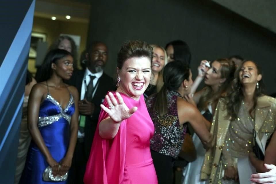 Kelly Clarkson se divirtió a su paso , antes de la ceremonia.