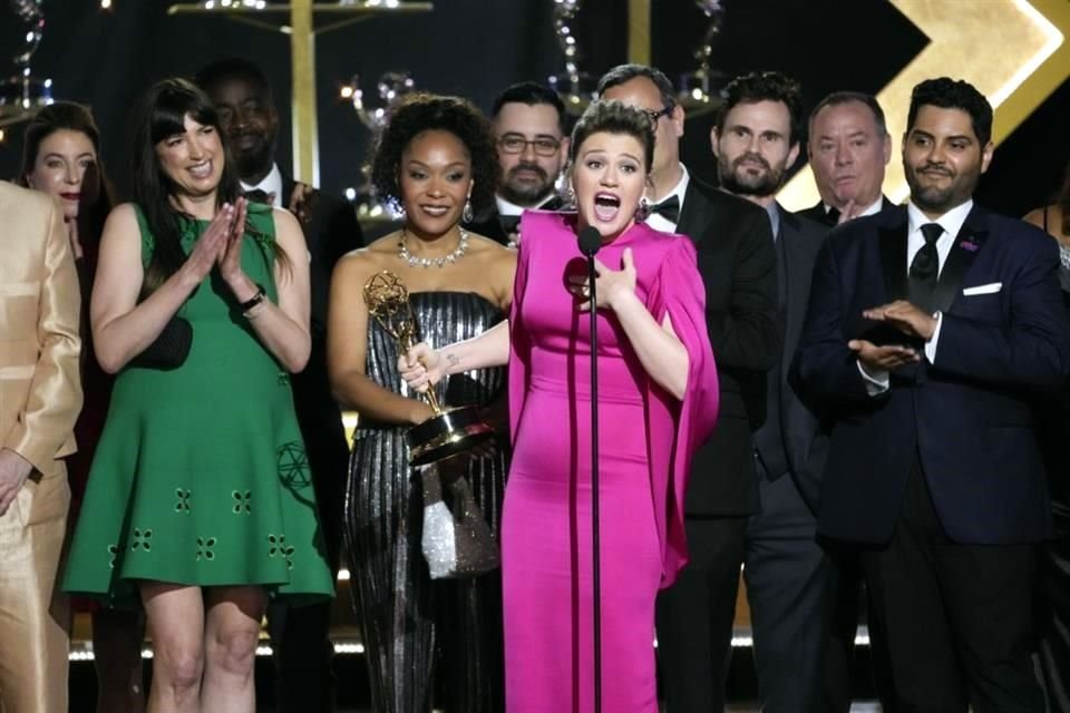 Kelly Clarkson, centro, y el equipo de 'The Kelly Clarkson Show' aceptan el premio a la destacada serie de entrevistas diurnas.