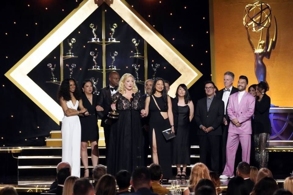 Whitney Wallace, centro, y el equipo de 'Entertainment Tonight' aceptan el premio a la destacada serie de noticias de entretenimiento.