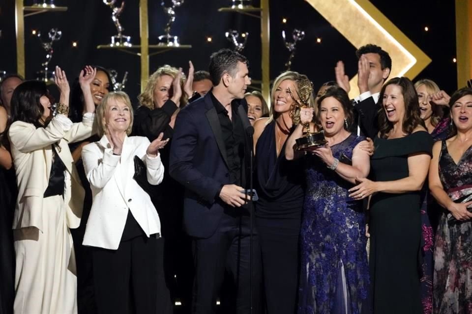 Frank Valentini, centro, y el equipo de 'General Hospital' aceptan el premio a la mejor serie dramática diurna durante la 51 edición de los premios Daytime Emmy.