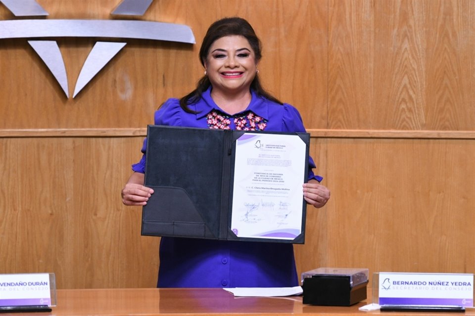 Clara Brugada recibió la constancia de que será la próxima Jefa de Gobierno de la Ciudad de México por parte del IECM.