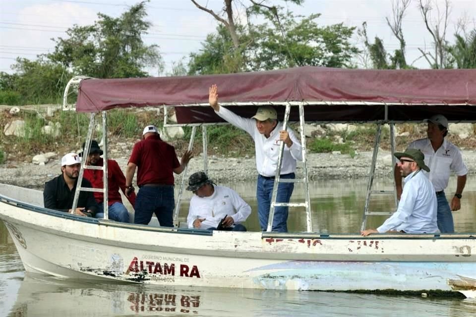 Villarreal supervisó hoy los trabajos de dragado que se llevan a cabo en la laguna del Chairel, y recorrió el Río Tamesí.