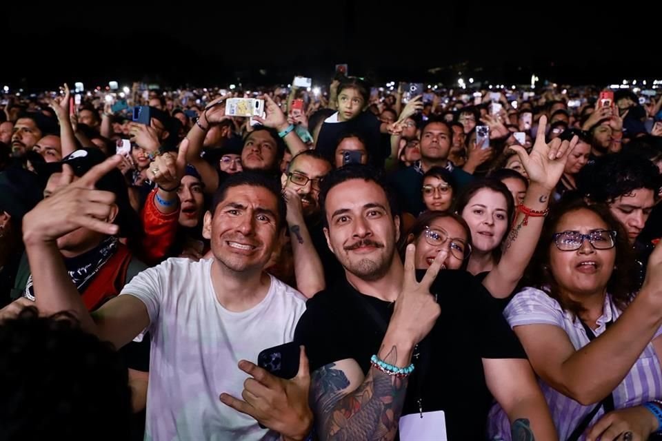 En su único show en la CDMX, y el primero de su minigira de este año, se mostró emocionado y bajó a saludar al público.