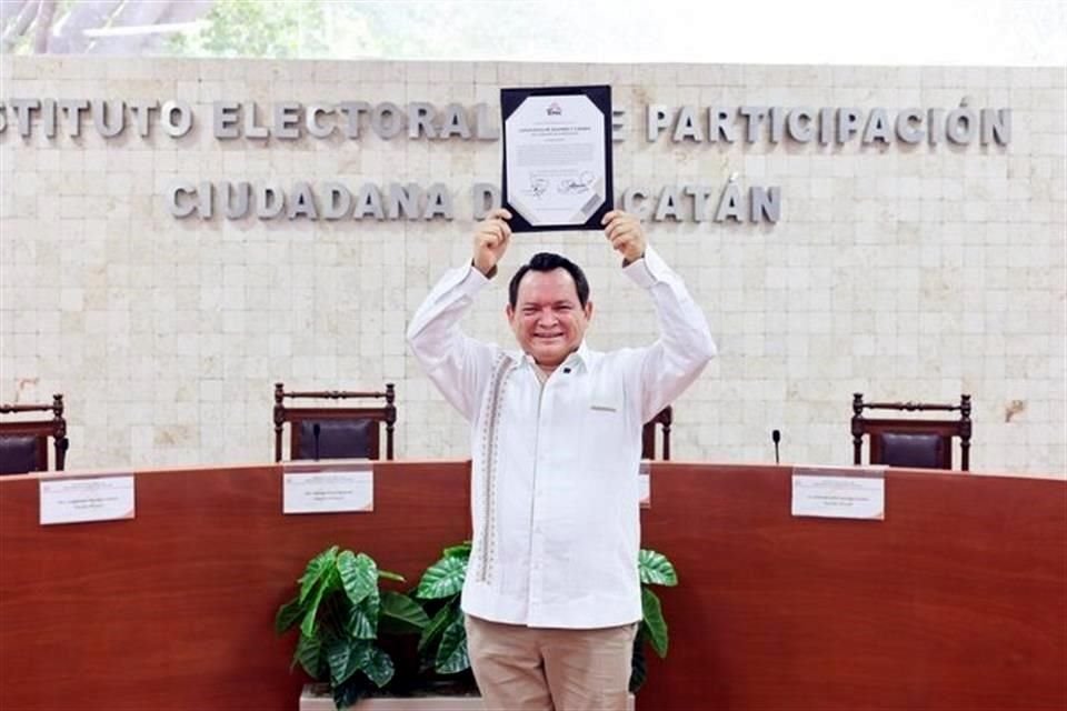 El Gobernador electo luego de recibir su constancia.