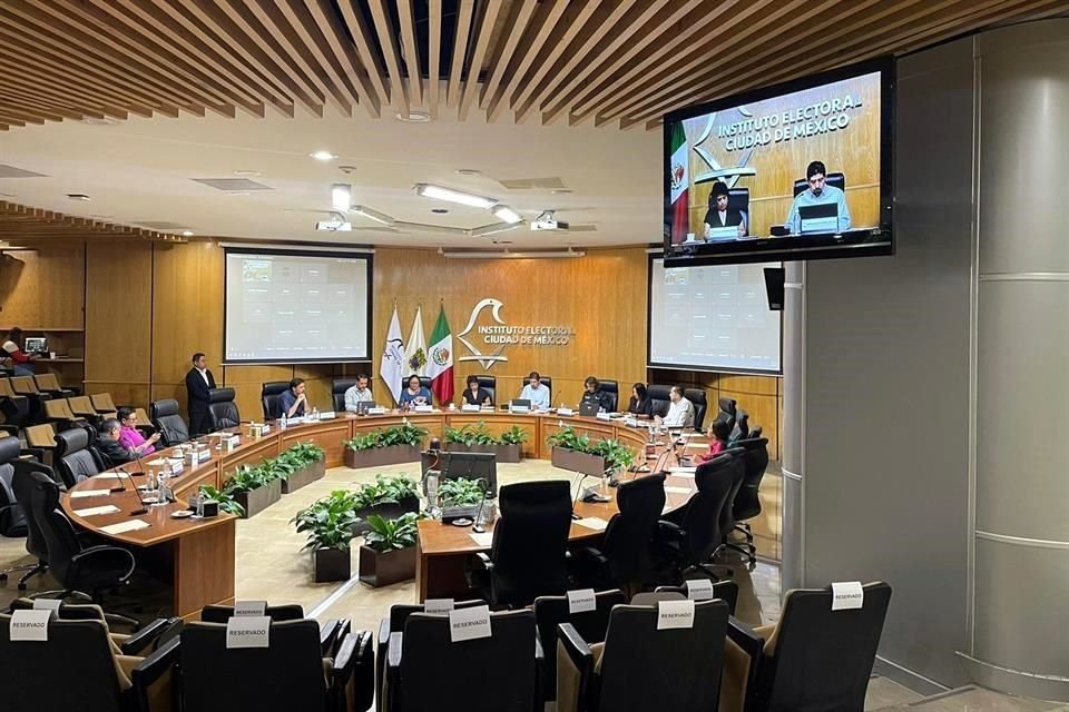 El Instituto Electoral de la Ciudad de México avaló el acuerdo que permite a Morena pasar de 38 a 43 diputados en el Congreso de la Ciudad de México.