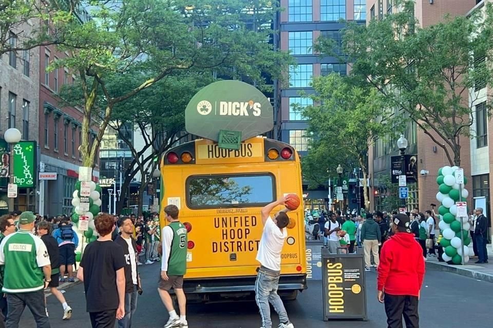 Los fanáticos de Boston cierran la calle aledaña al TD Garden para colocar canastas y echarse su reta de baloncesto antes de apoyar a los Celtics.