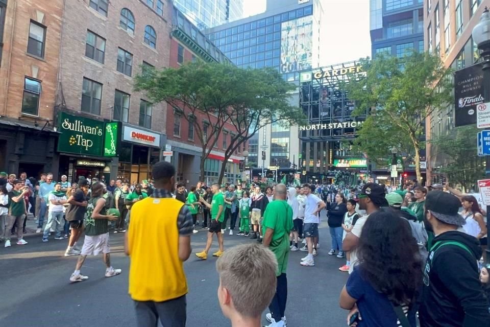 Los aficionados de los Boston Celtics esperan que su quinteta vuelva a ganar un título en las Finales de la NBA.